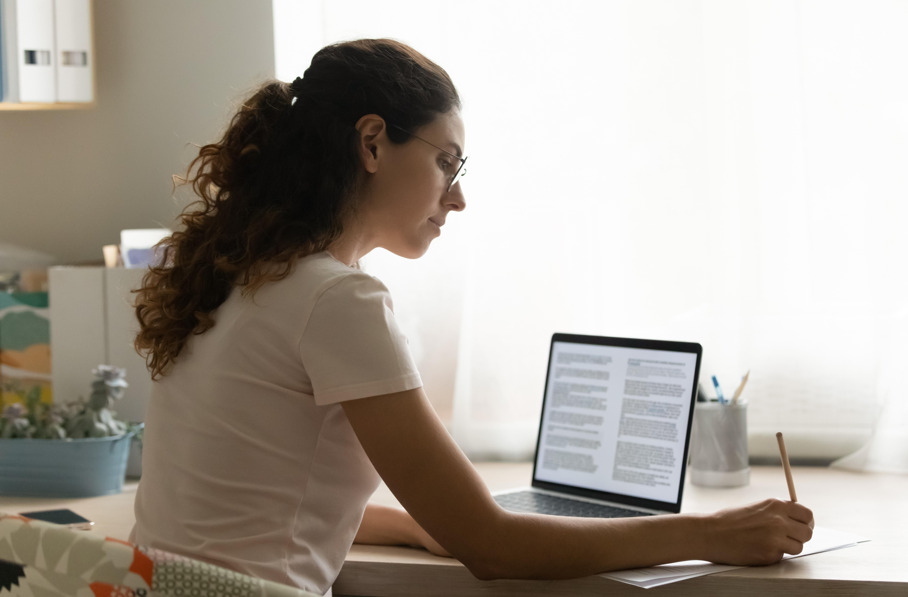 Mulher fazendo curso de tricologia e terapia capilar on-line.