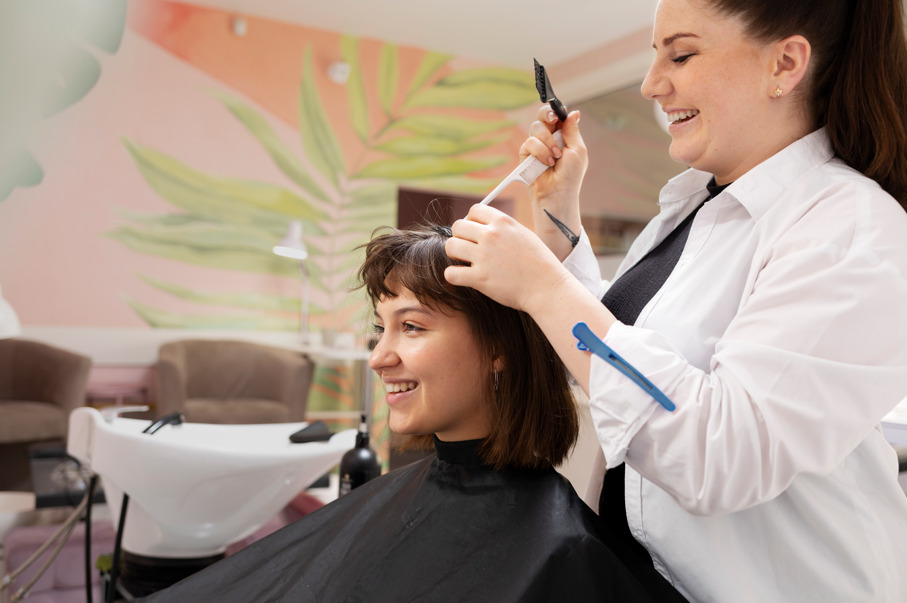Profissional cuidado do cabelo da paciente, fazendo referência a qual profissional escolher para tratar Eflúvio Telógeno.