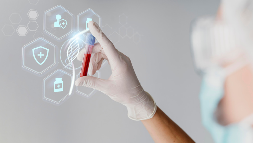 Mão segurando ampola e ícones de saúde, medicina e remédios, fazendo referência a causas da queda de cabelo.