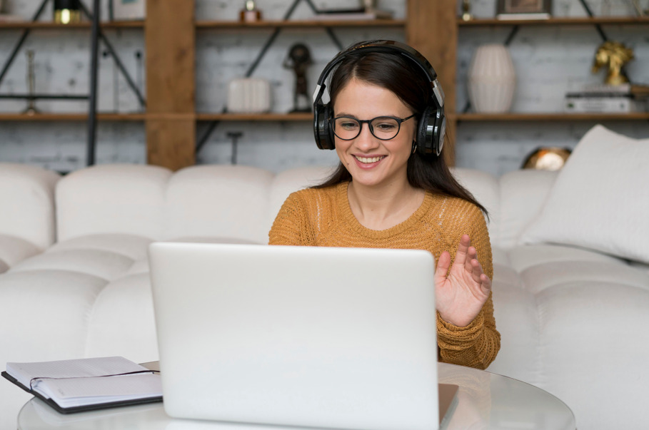 Pessoa estudando on-line sobre "calvície tem cura?"