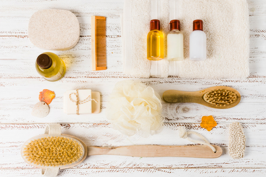 Escovas e produtos de tratamento capilar para queda de cabelo feminino.