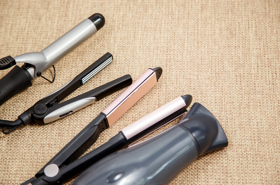 Secador, chapinhas e modeladores não devem ser usados para evitar queda de cabelo pós-parto.