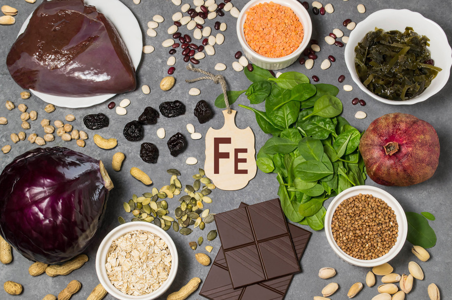 Alimentos ricos em ferro fazendo referência à queda de cabelo por deficiência de ferro.