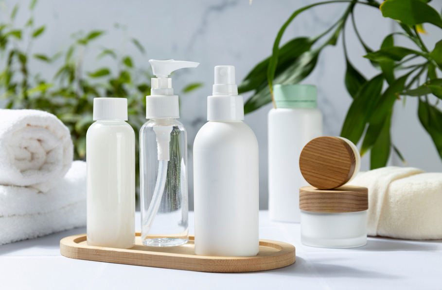 Frascos de produtos capilares, fazendo referência a tratamento de queda de cabelo após Covid-19.