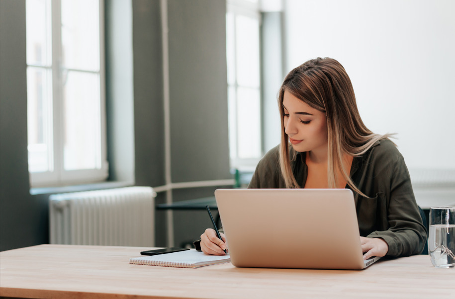 Mulher estudando on-line, fazendo referência a como aprender a tratar queda de cabelo após cirurgia.