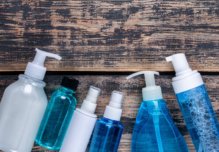 Frascos de produtos capilares, fazendo referência a tratamento para seborreia.