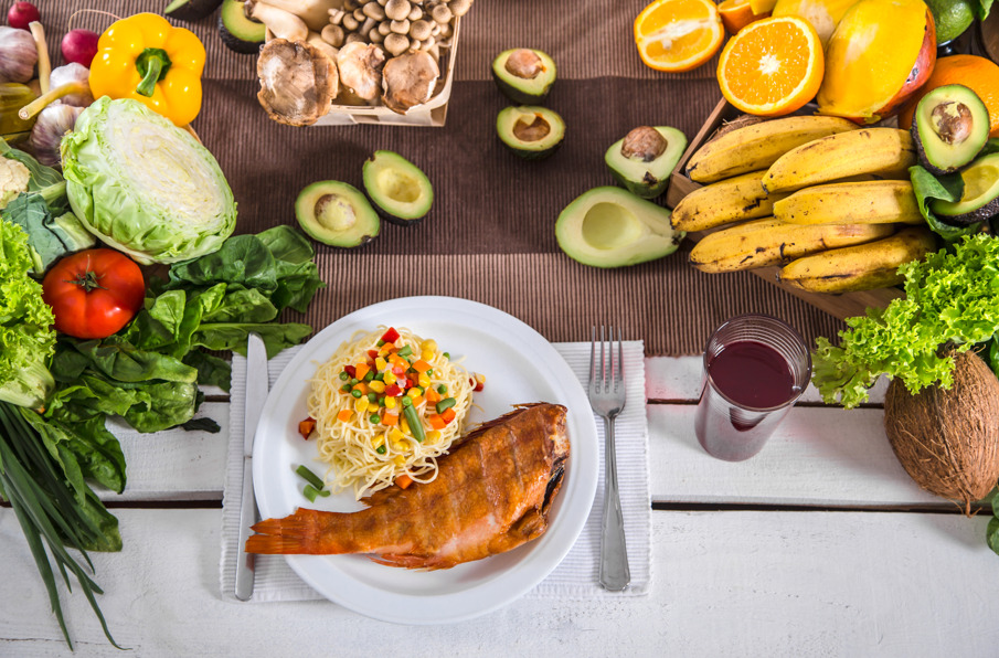 Tratamento para seborreia: prato colorido e equilibrado, com peixes, folhas verdes, frutas e castanhas.