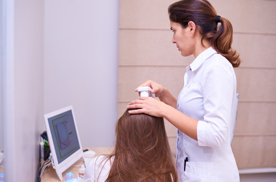 Exames para queda de cabelo: tricologista fazendo exame em paciente.