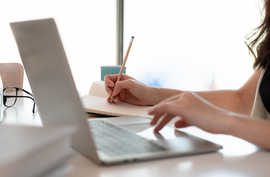 fisioterapeuta tricologista: mulher com seu laptop estudando.