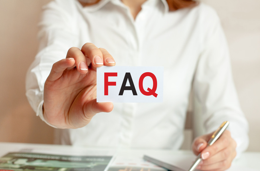 Tricologia para profissionais da saúde: mulher segurando um papel escrito FAQ.